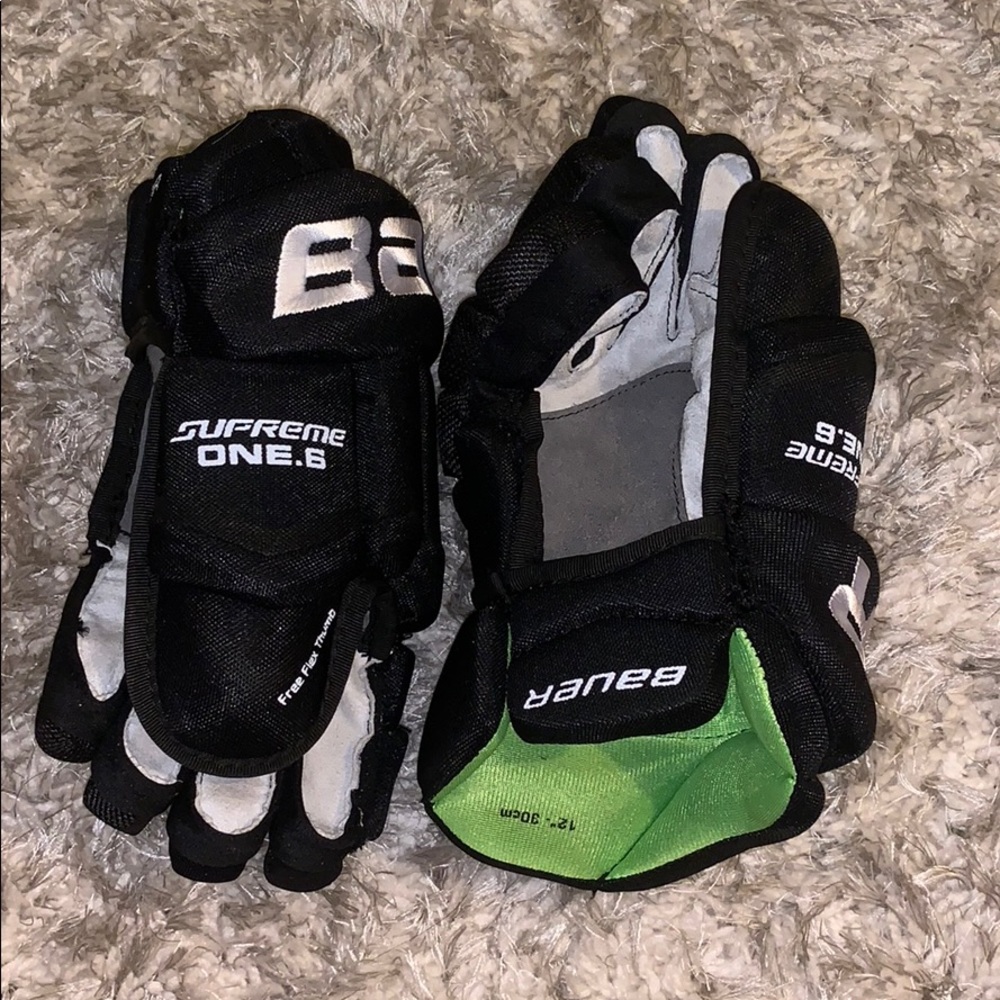 Hockey gloves